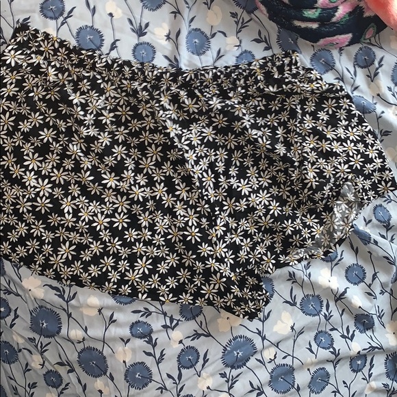 Forever 21 daisy flowered shorts - Picture 2 of 3